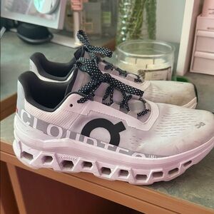 Women’s cloudtec running shoe size 6.5 - Black and White